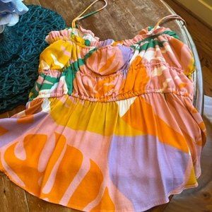 Beautiful tie front, heart neckline, multicolor Hutch Top in size XL